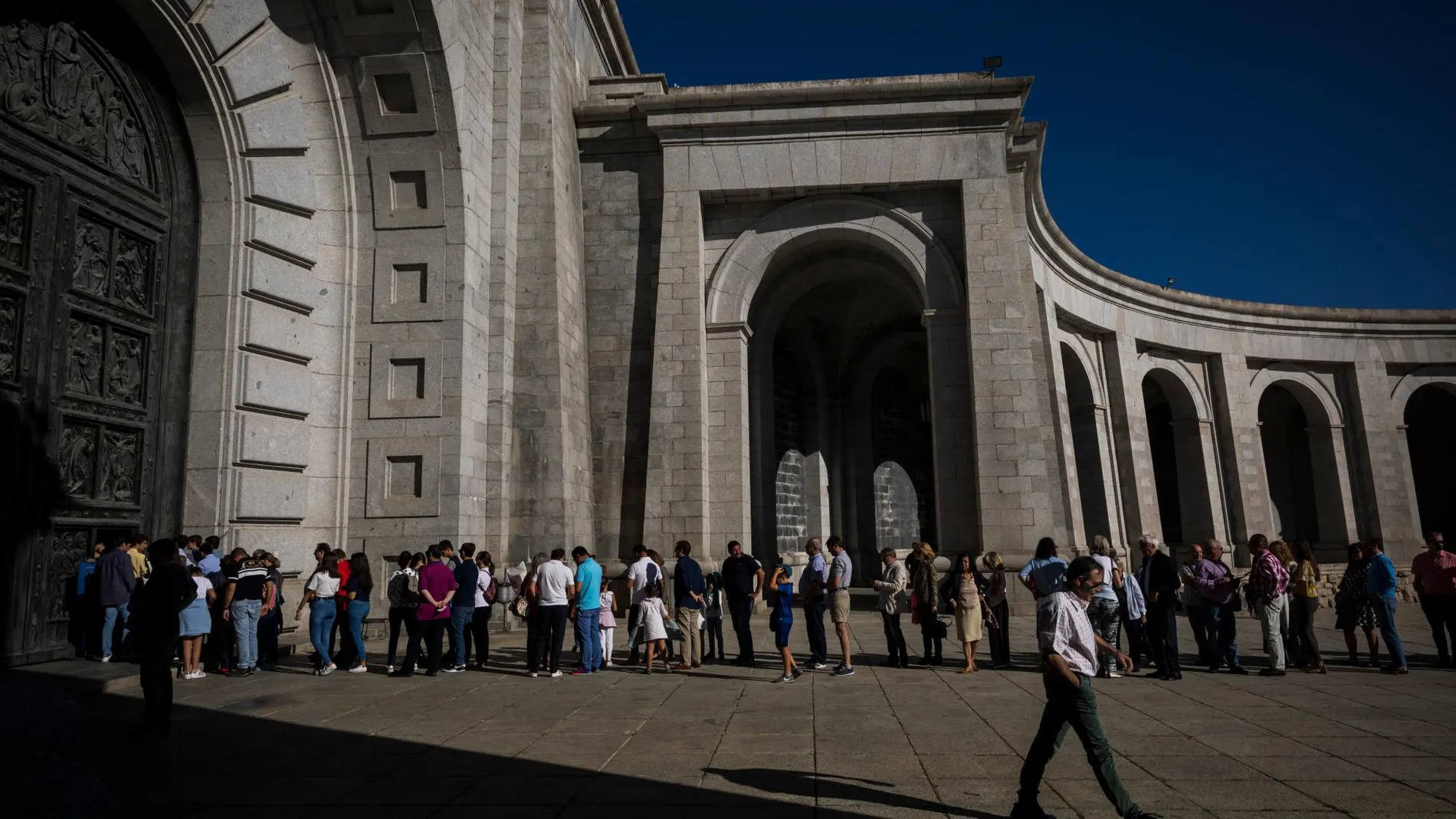 Colas de Visitantes en la Basílica del Valle de los Caídos este domingo 29 de septiembre. (Foto: Alberto R. Roldan)