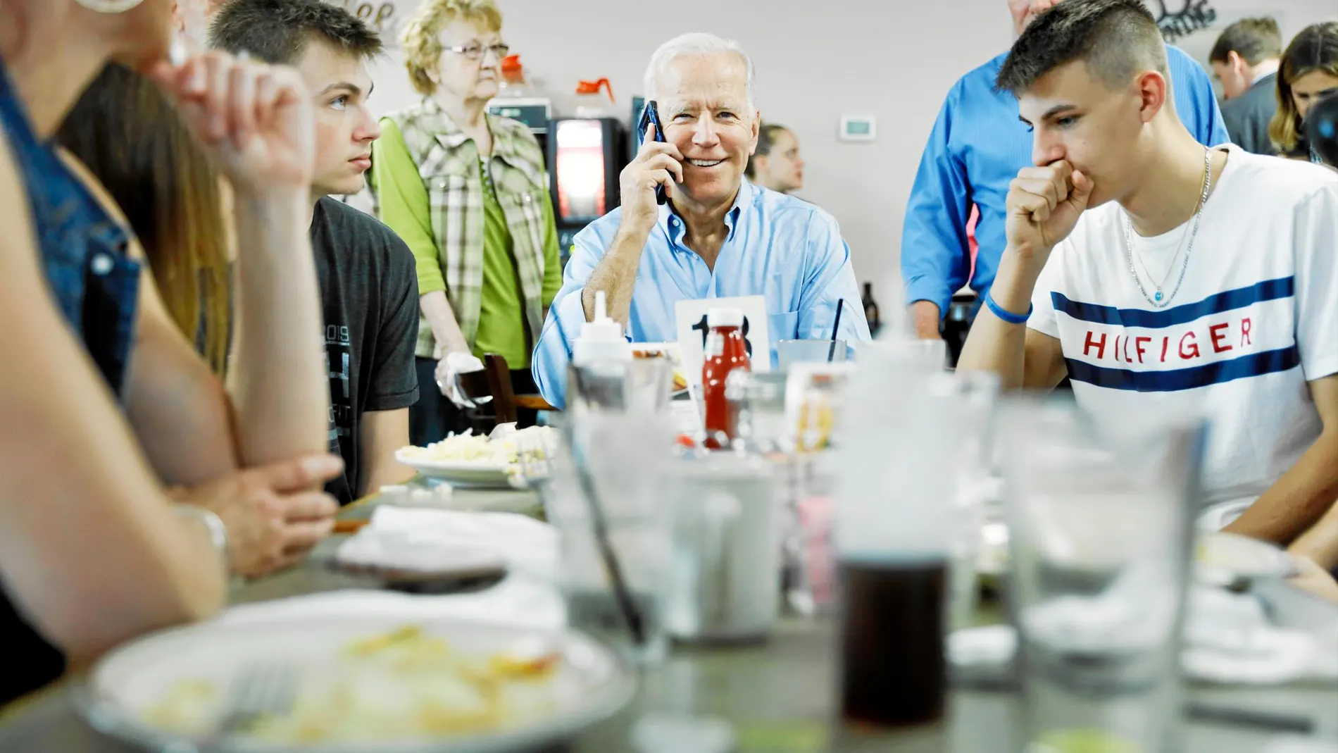 Joe Biden, vicepresidente con Barack Obama, contesta a un seguidor por teléfono en un café de Iowa / Ap