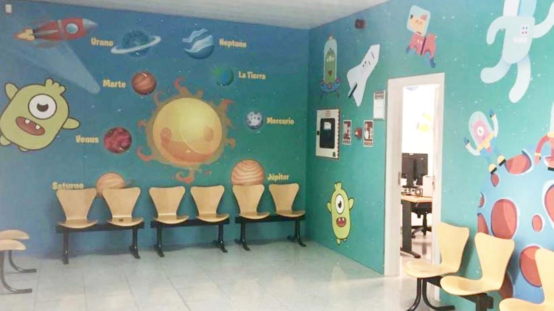 La decoración de la sala de espera de consultas externas de pediatría del hospital se transformó en un espacio que recrea el fondo del mar