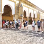 Visitantes hacen cola en las taquillas del monumento / Foto: LA RAZÓN