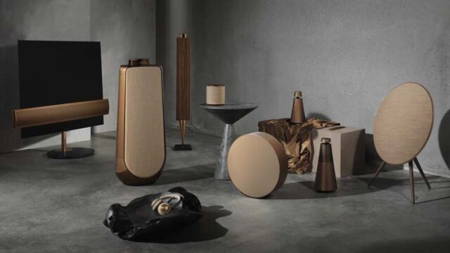En la edición especial Bronze Collection hay altavoces, auriculares y un televisor.