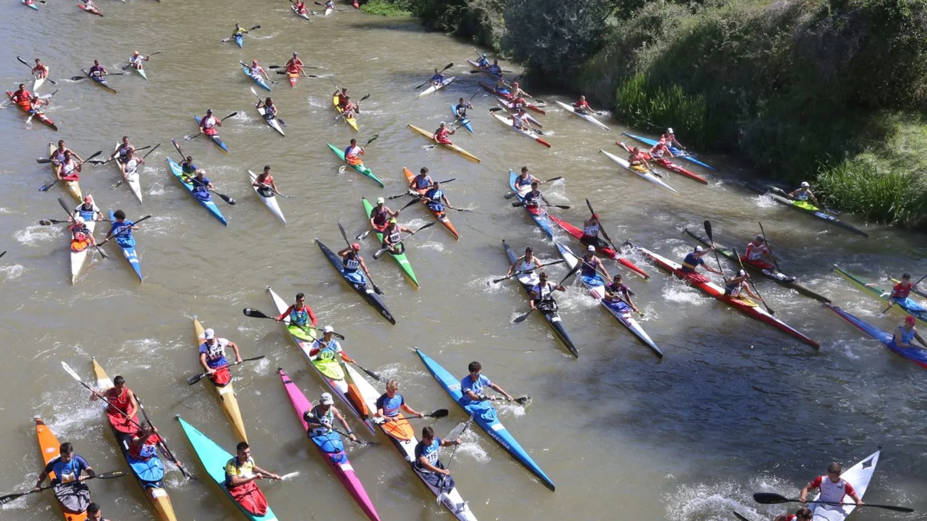 Salida desde el puente de Olleros de Pisuerga de la LV edición del Descenso Internacional del Pisuerga, fiesta declarada de Interés Turístico Nacional