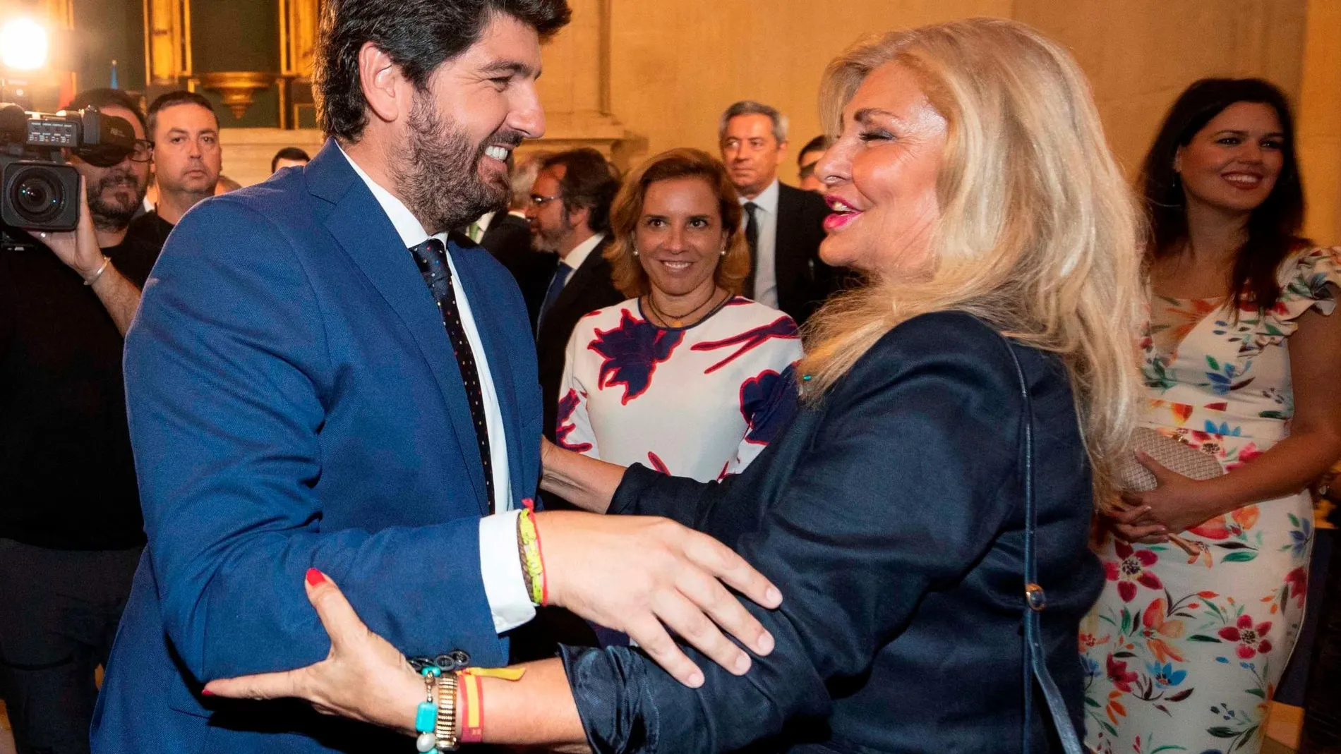 El presidente de la Región de Murcia, López Miras, junto a su madre y en presencia de su padre durante el acto de su toma de posesión