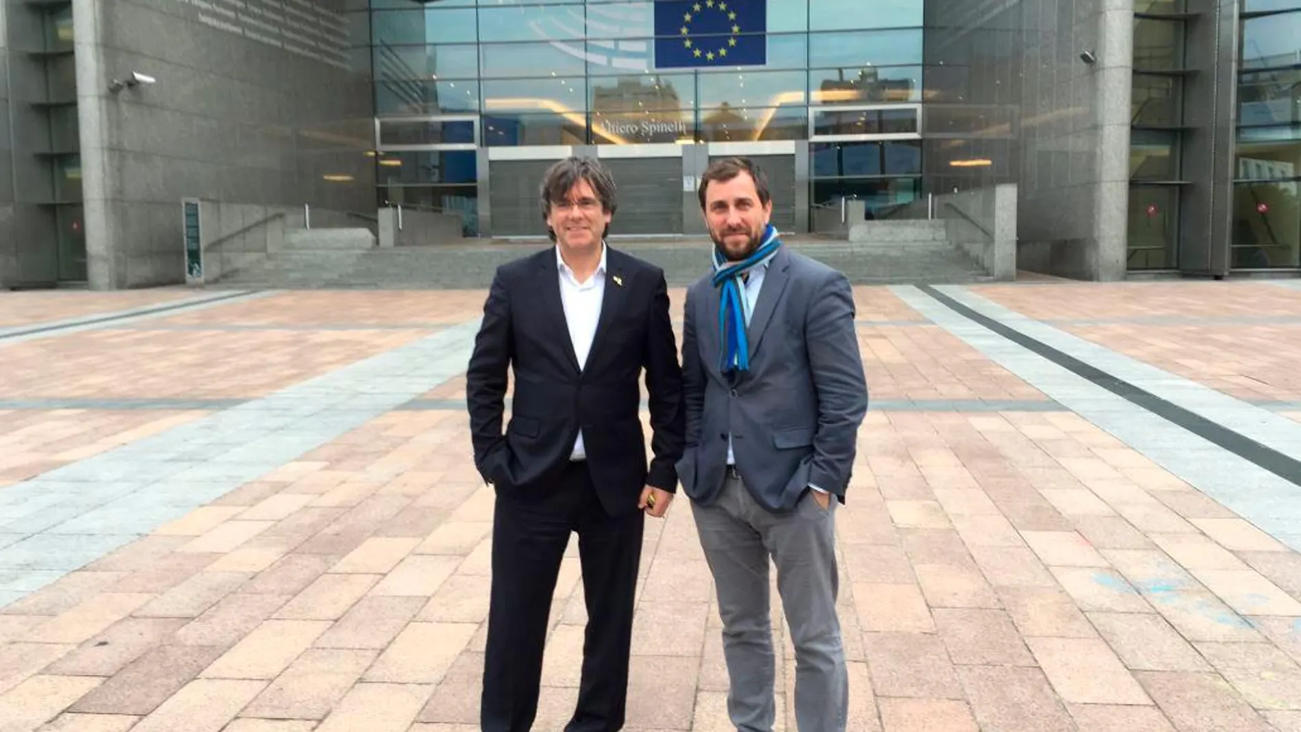 Puigdemont y Comín en la puerta del Parlamento Europeo