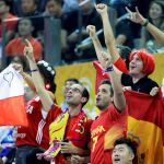 Los aficionados españoles celebraron en las gradas del Shanghai Sports Center el pase a semifinales