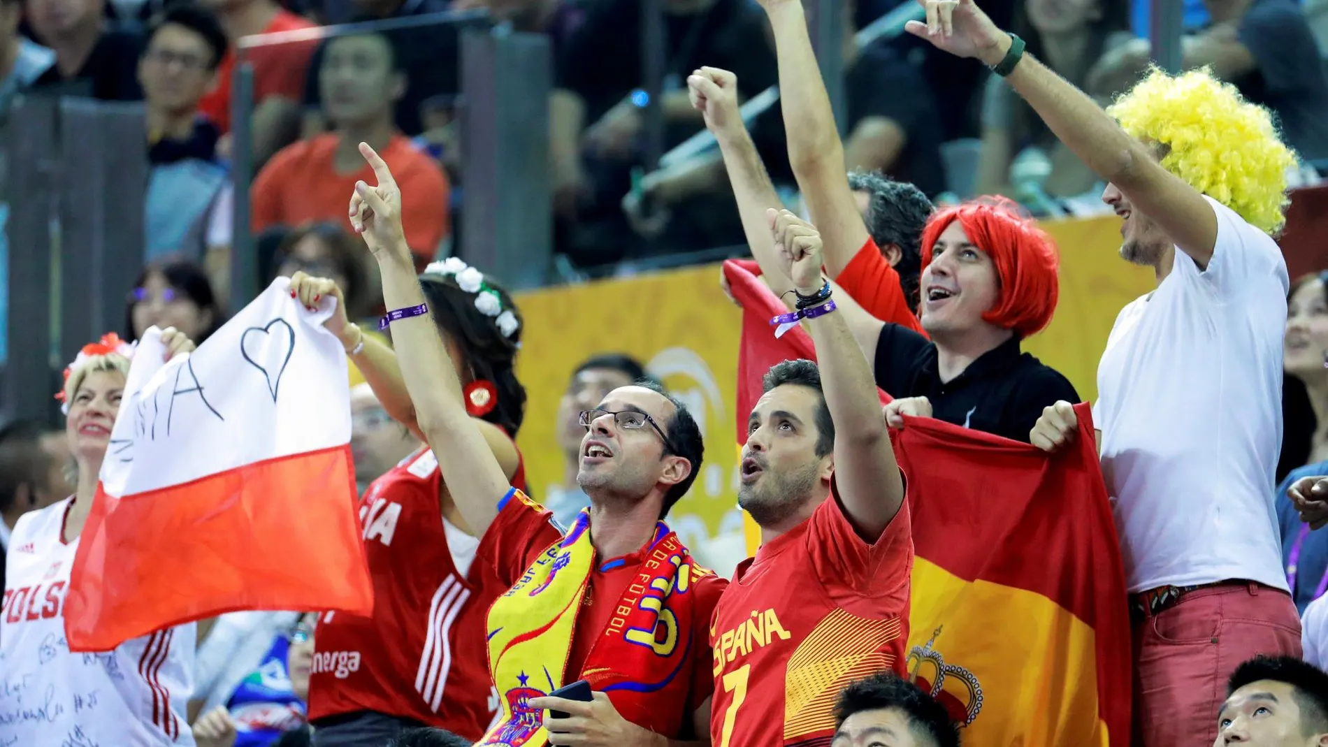Los aficionados españoles celebraron en las gradas del Shanghai Sports Center el pase a semifinales