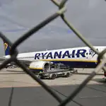 Un avión de Ryanair estacionado en el aeropuerto de Weeze, Alemania