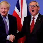 Jean-Claude Juncker estrecha la mano de Boris Johnson durante la conferencia de prensa que han ofrecido en Bruselas. (Foto: Efe)