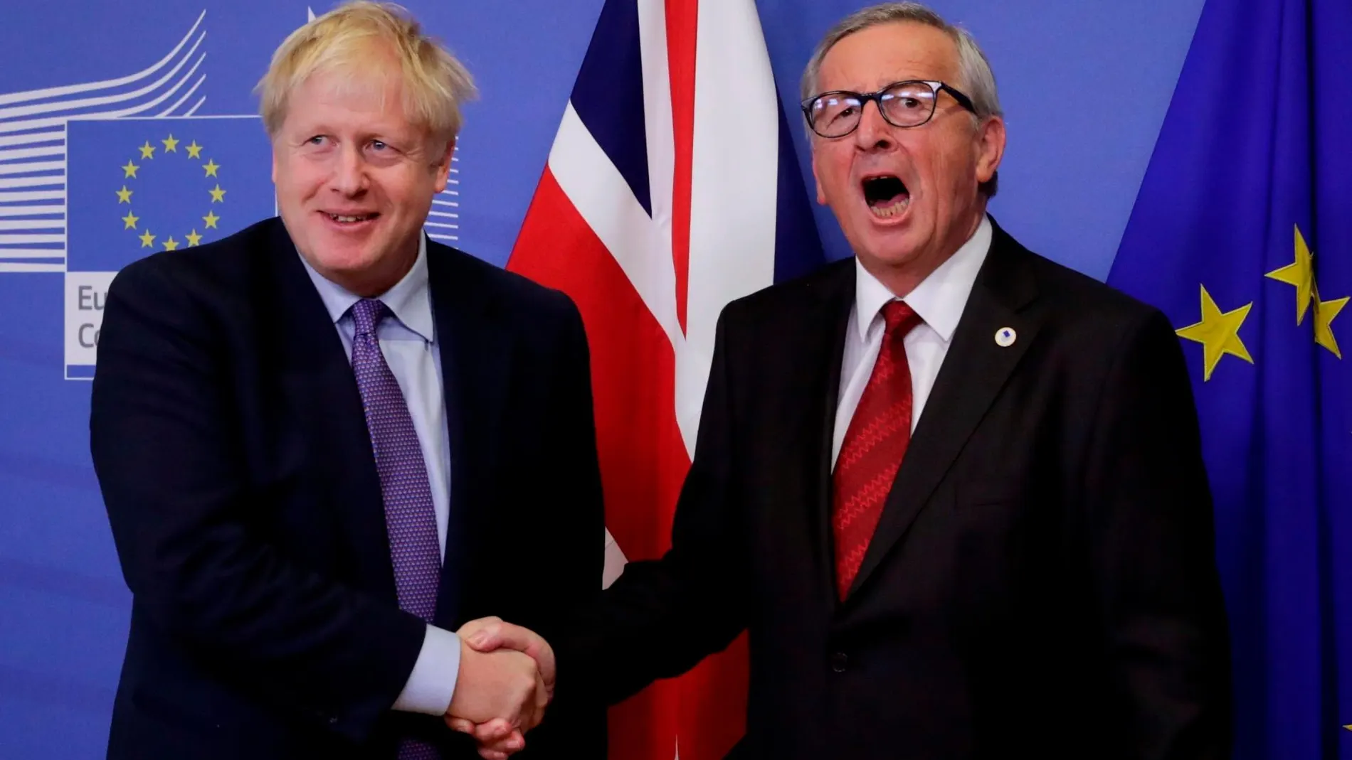 Jean-Claude Juncker estrecha la mano de Boris Johnson durante la conferencia de prensa que han ofrecido en Bruselas. (Foto: Efe)