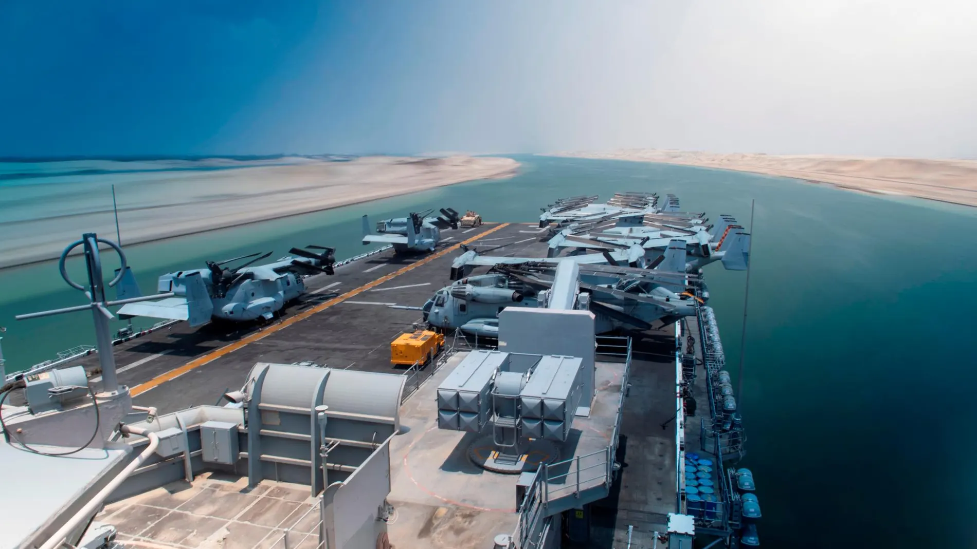 El buque de asalto “USS Kearsarge” navega por el canal de Suez/Reuters