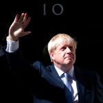 El nuevo premier británico Boris Johnson, saluda a la puerta del número 10 de Downing Street