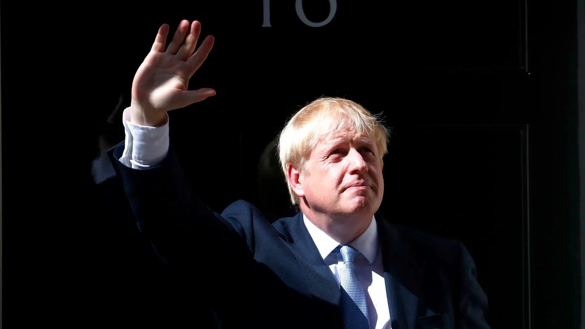 El nuevo premier británico Boris Johnson, saluda a la puerta del número 10 de Downing Street