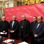 El obispo de Córdoba, Demetrio Fernández (c), acompañado del canónigo Antonio Llamas (i), el presidente del Cabildo Catedral , Manuel Pérez Moya, canónigo responsable Foro Osio, Antonio Javier Reyes, y el portavoz del Cabildo, José Juan Jiménez Güeto, durante la presentación en Córdoba del II Congreso Internacional sobre San Juan de Ávila, 2019 “Vitis Dei”/ Foto: Efe
