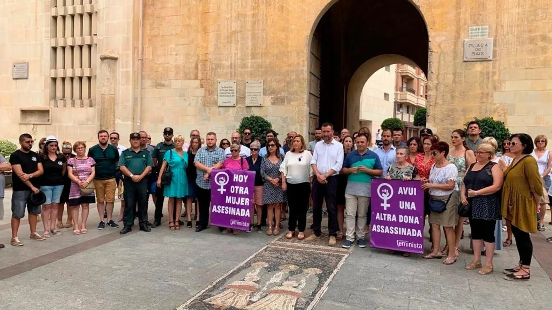 El Ayuntamiento de Elche guarda tres minutos de silencio en repulsa por el último caso de violencia machista.