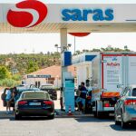 Largas colas para repostar ayer en una estación de servicio de Ayamonte (Huelva) / Efe