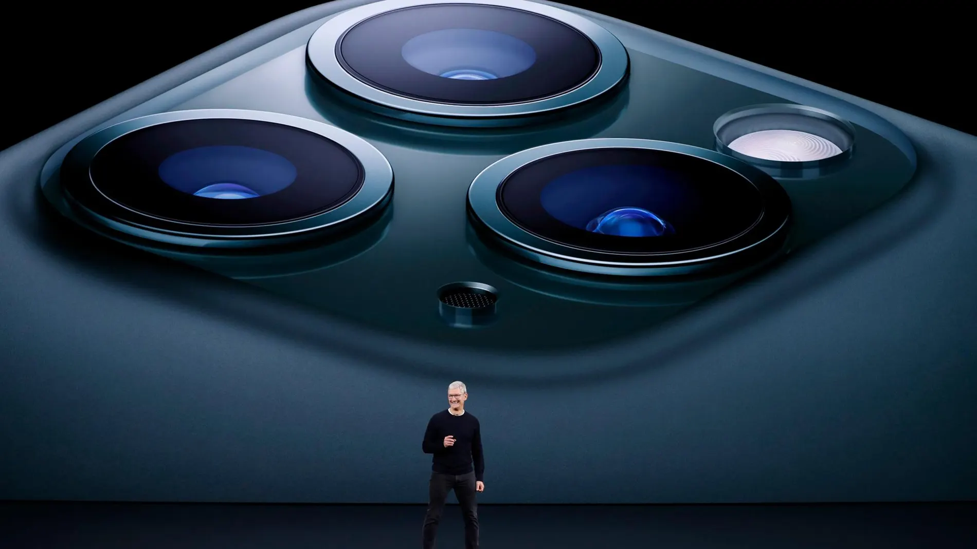 Tim Cook presenta la triple lente del nuevo iPhone 11 Pro. REUTERS/Stephen Lam
