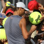 Rafa Nadal firma autógrafos después de un entrenamiento en Montreal