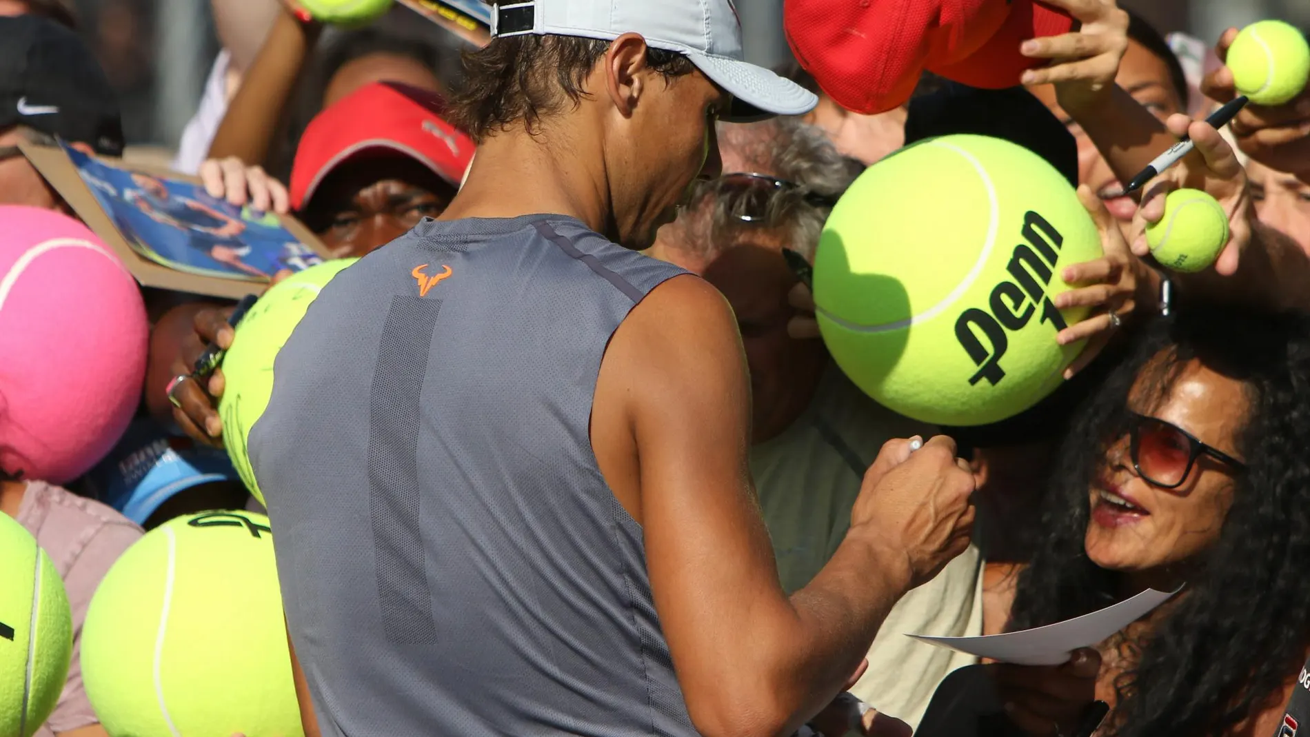 Rafa Nadal firma autógrafos después de un entrenamiento en Montreal