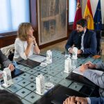 El presidente murciano, Fernando López Miras, junto a la ministra para la Transición Ecológica, Teresa Ribera