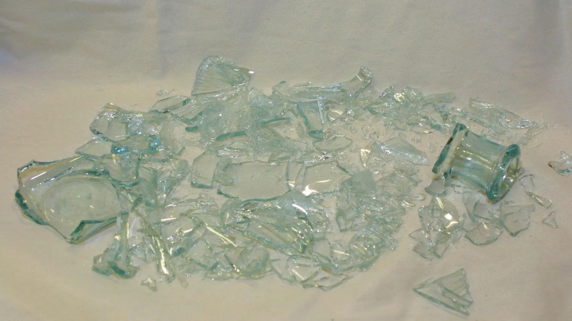Una botella de cristal rota