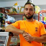 Manuel acaba de empezar en el negocio de alimentación donde más carne contaminada se dispensó / Foto: Cipriano Pastrano