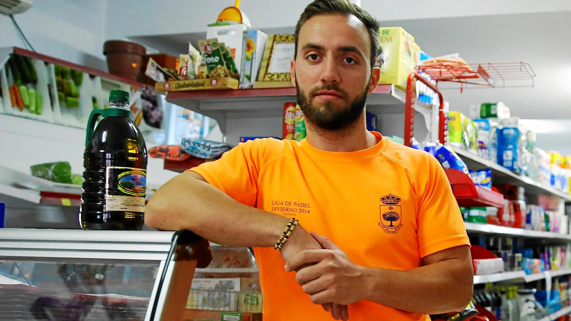 Manuel acaba de empezar en el negocio de alimentación donde más carne contaminada se dispensó / Foto: Cipriano Pastrano