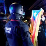 Miembros de los CDR organizan una manifestación bajo los lemas ''¡Vamos a echarlos!'' y ''¡Fuera las fuerzas de ocupación! en CalellaFoto: Efe