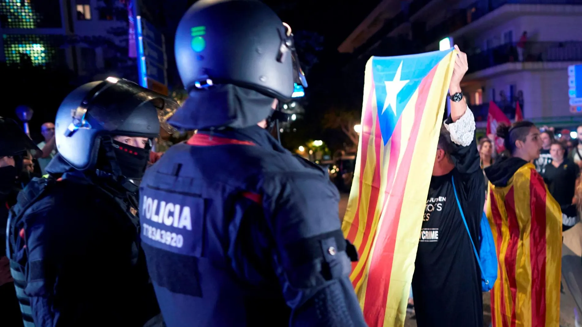 Miembros de los CDR organizan una manifestación bajo los lemas ''¡Vamos a echarlos!'' y ''¡Fuera las fuerzas de ocupación! en CalellaFoto: Efe