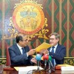 El rector de la US y el presidente del Puerto, durante la firma del protocolo
