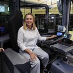 La consejera de Fomento, Infraestructuras y Ordenación del Territorio, Marifrán Carazo, sentada en uno de los nuevos autobuses propulsados a gas / Manuel Olmedo