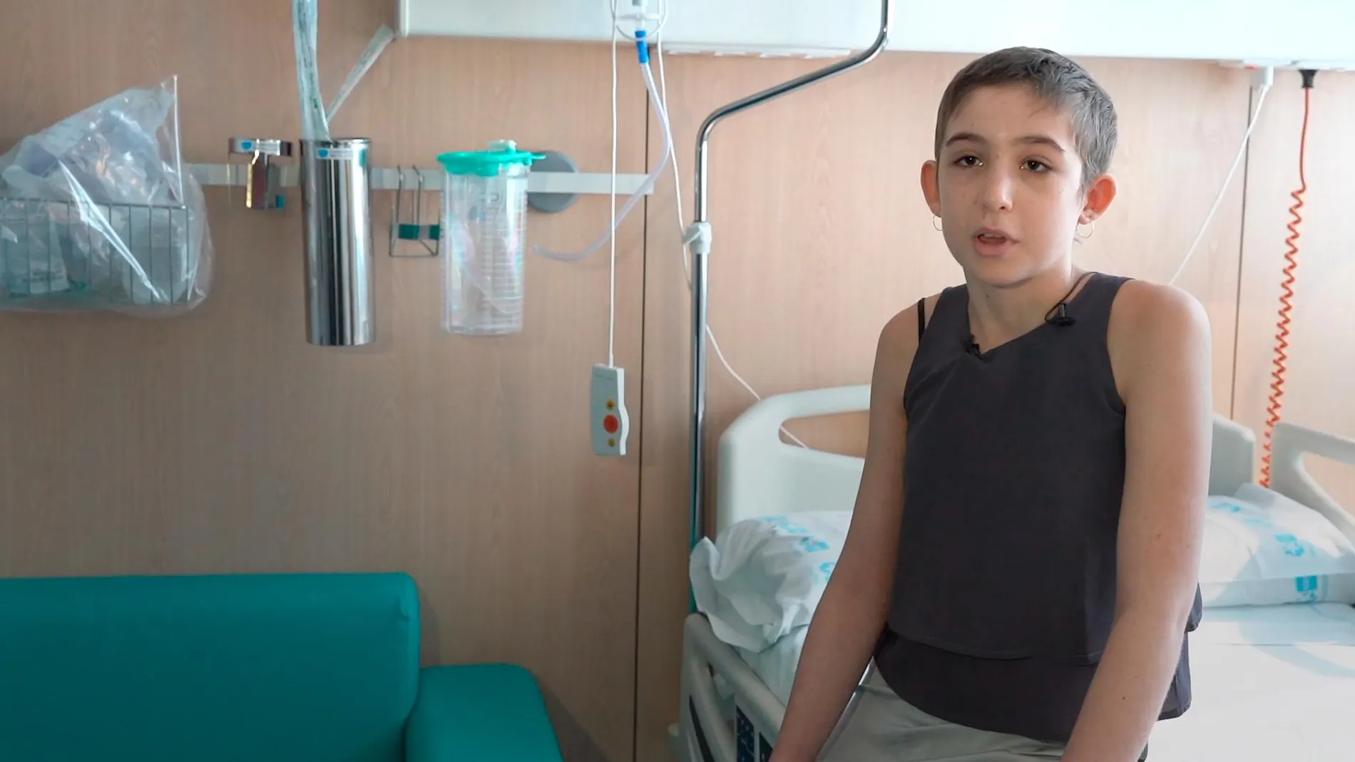 María Rico, sentada en una cama del hospital La Paz