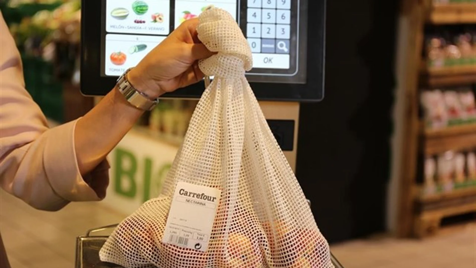 Los usuarios demandaban la sustitución de las bolsas de plástico