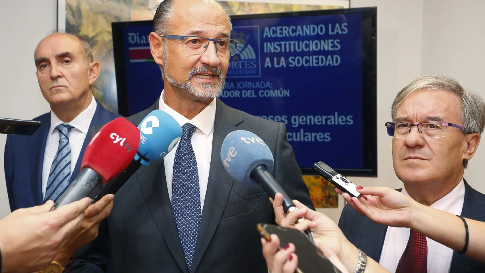 El presidente de las Cortes, Luis Fuentes, junto a Ángel Dolado y Tomás Quintana