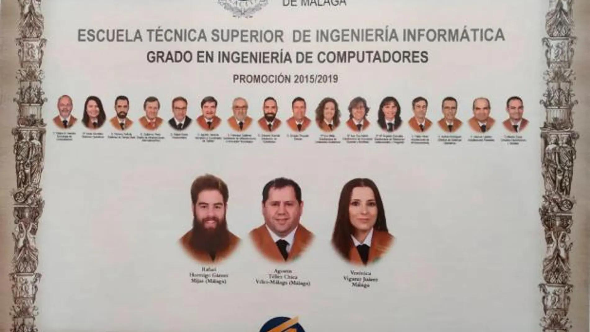 Foto de la orla compuesta únicamente por tres alumnos y quince profesores