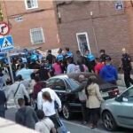 Instante en el que la Policía Municipal y Nacional se llevan detenida a una persona que golpeó a un agente durante los altercados del pasado 11 de septiembre