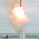 Una imagen del Departamento de Defensa muestra el lanzamiento realizado desde la isla de San Nicolás, en California / Efe