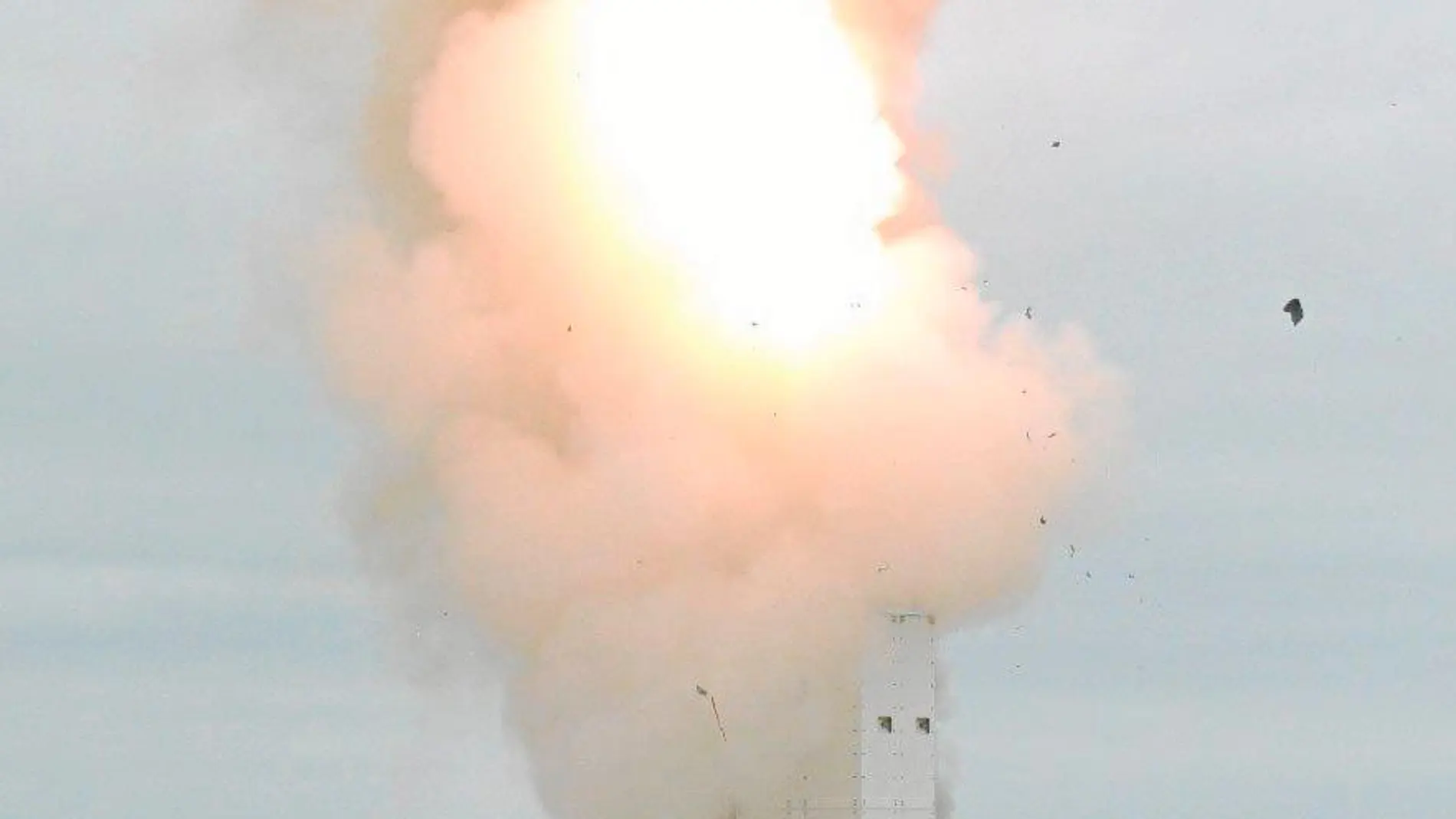 Una imagen del Departamento de Defensa muestra el lanzamiento realizado desde la isla de San Nicolás, en California / Efe