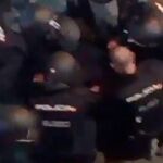 Imagen tomada del vídeo en la que se ven a los agentes atendiendo a su compañero herido.