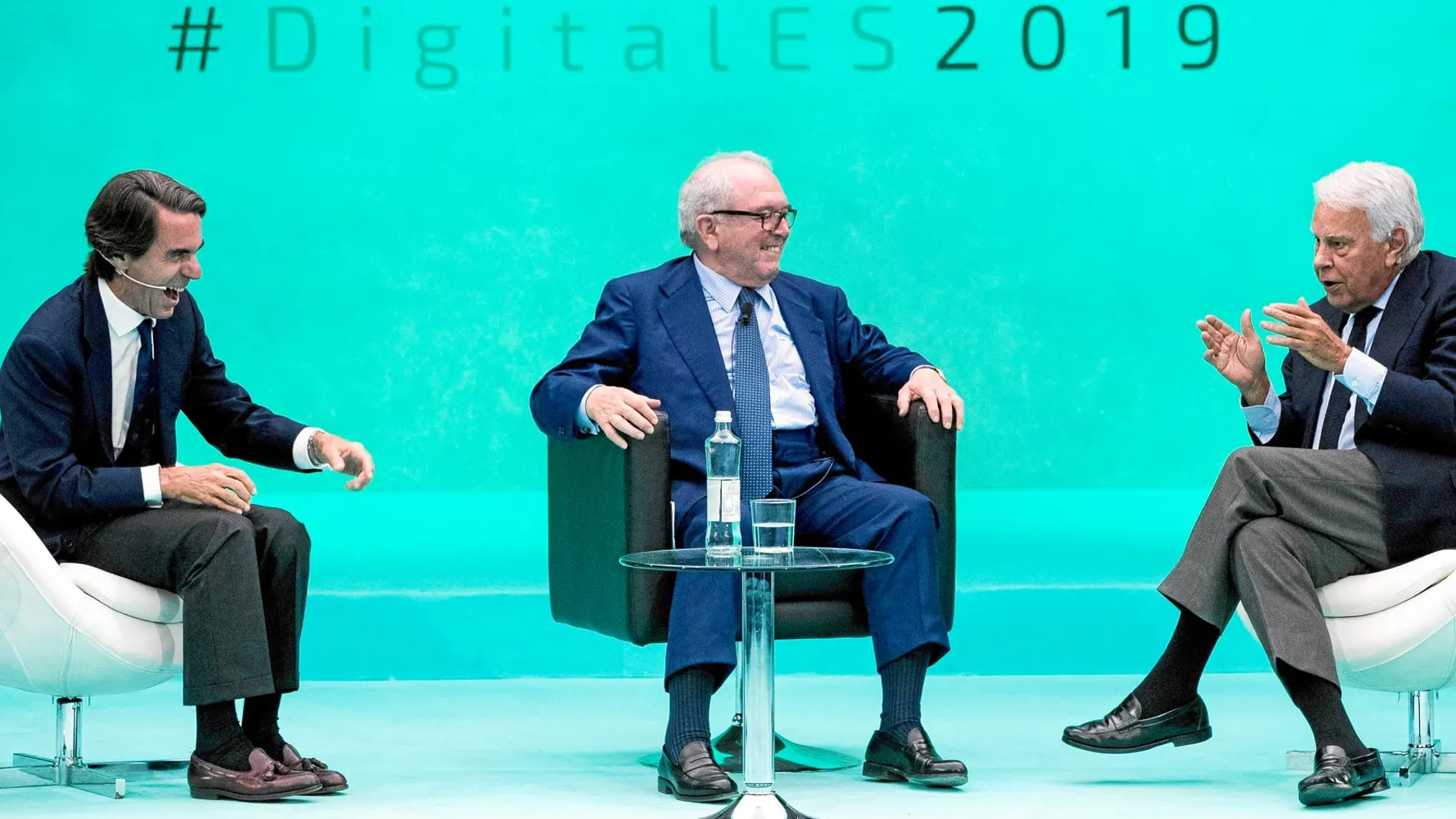 José María Aznar, Eduardo Serra y Felipe González durante el debate del Foro DigitalES Summit 2019 que se celebró ayer en Madrid