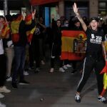 Unos 300 miembros de la ultraderecha se manifiestan para defender la unidad de España, hoy jueves en el barrio de Sarriá, Barcelona, custodiados por el cuerpo de los Mossos d,Esquadra.