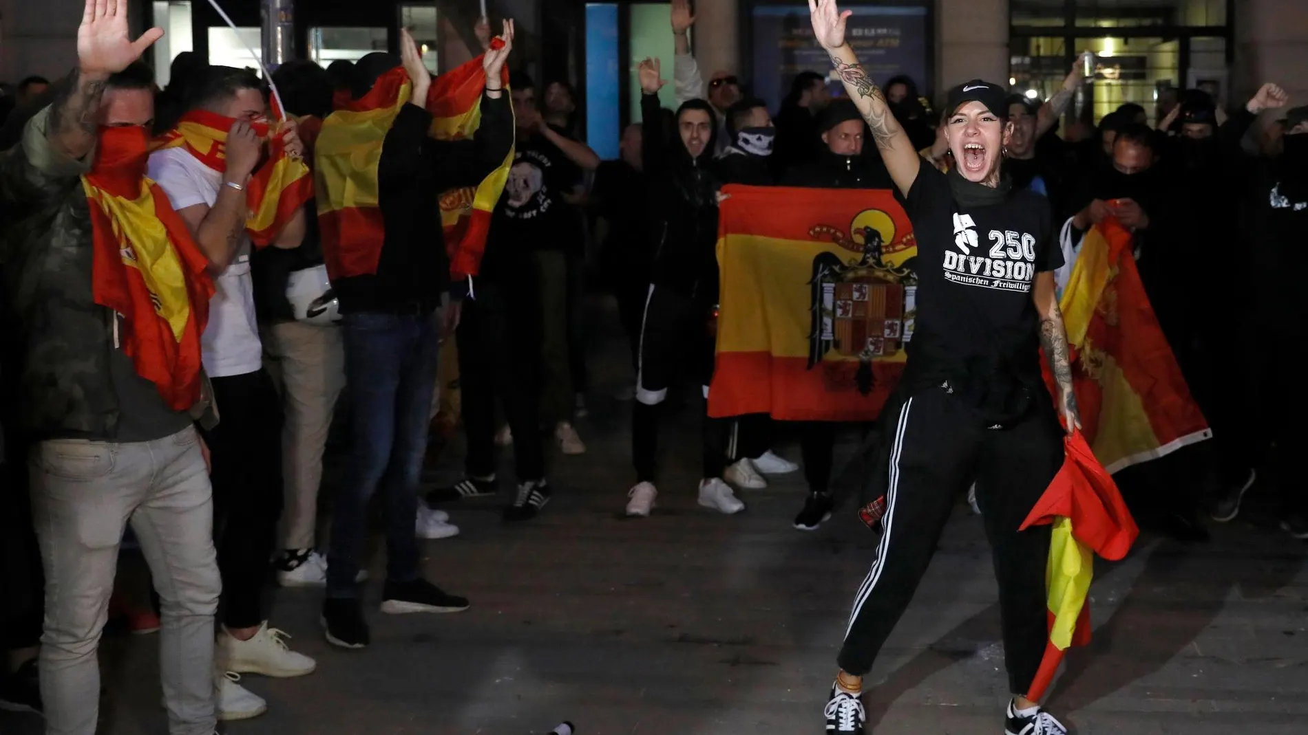 Unos 300 miembros de la ultraderecha se manifiestan para defender la unidad de España, hoy jueves en el barrio de Sarriá, Barcelona, custodiados por el cuerpo de los Mossos d,Esquadra.