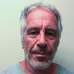 El magnate Epstein, acusado de abuso de menores, herido en su celda