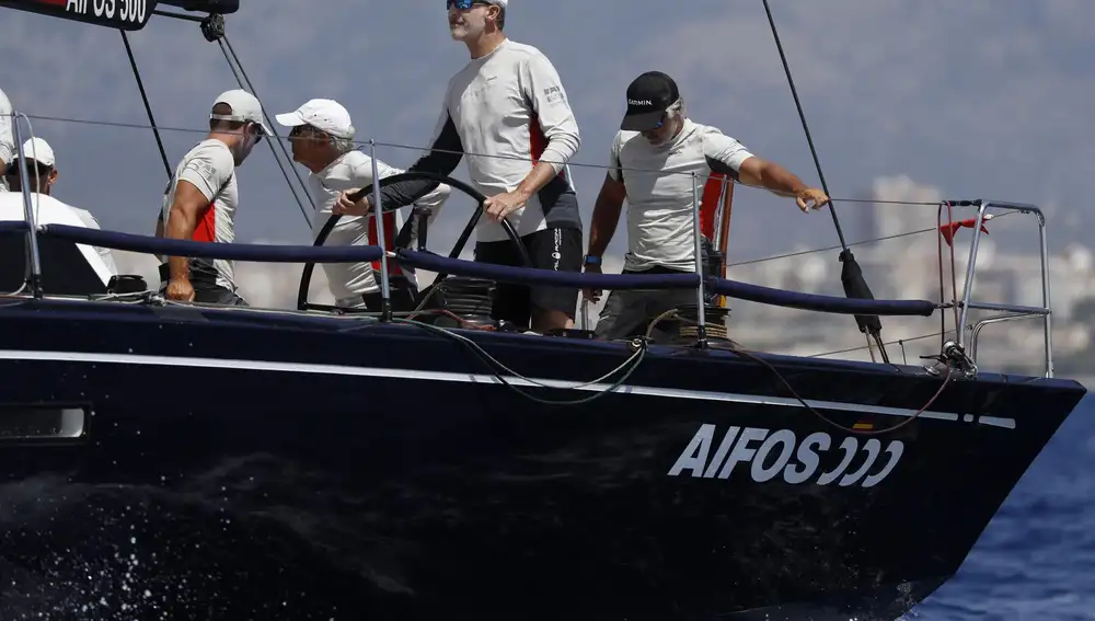 El rey Felipe VI, a la caña del "Aifos 500"de la Armada Española en la pasada Copa del Rey MAPFRE