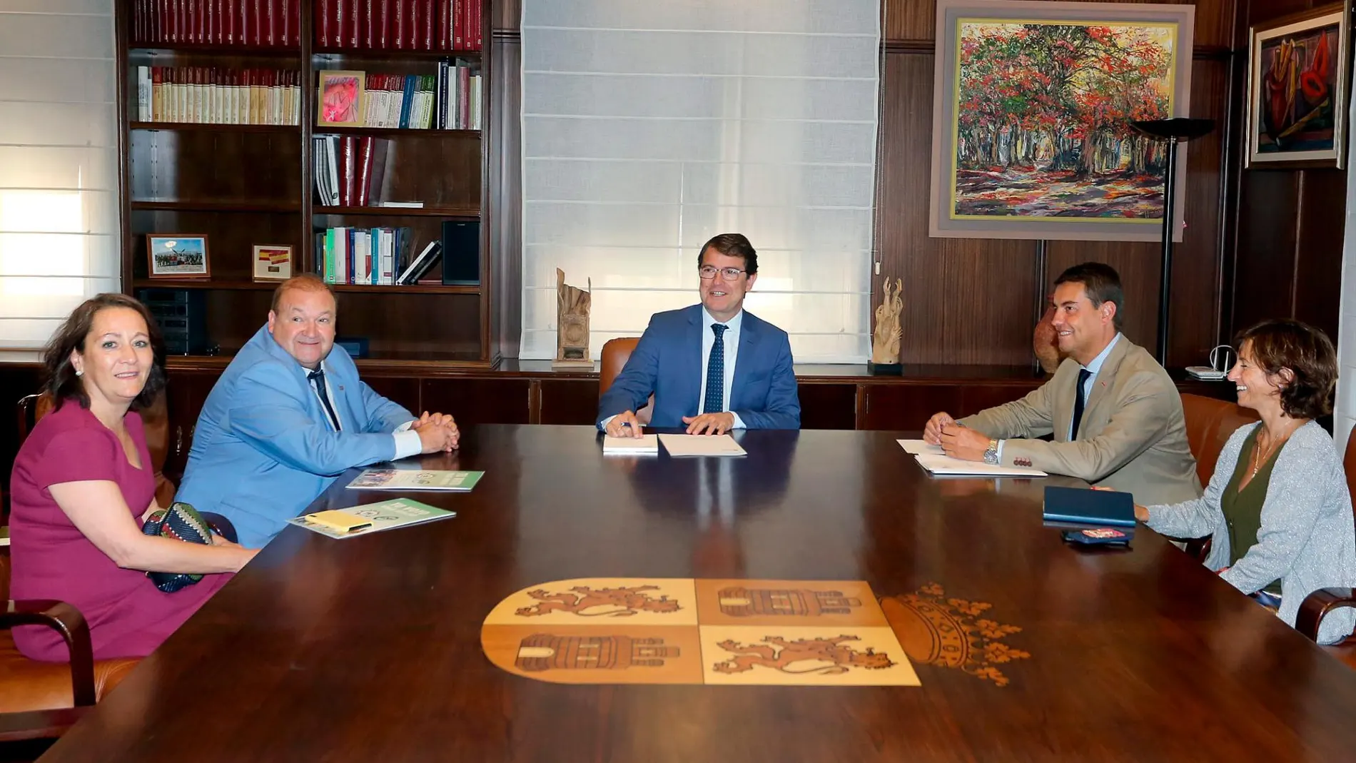 El presidente Alfonso Fernández Mañueco se reúne con el de CSIF de Castilla y León, Carlos Hernando, en presencia del consejero de la Presidencia, Ángel Ibáñez