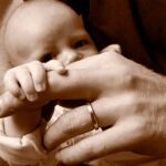 La única foto en la que la familia ha dejado entrever el rostro de Archie fue subida a Instagram por Harry el día del Padre. Foto: instagram