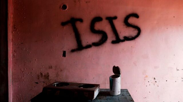 Una pintada en una pared con el nombre del Estado Islámico en inglés/Reuters