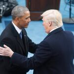 Obama salud a Trump durante la investidura en 2017/EFE