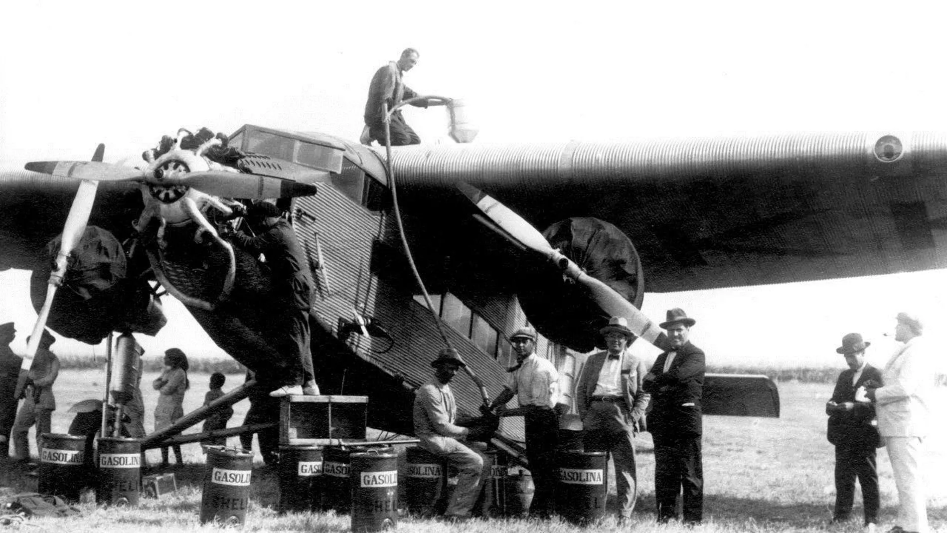 Un Ford 4 repostando combustible, 1932