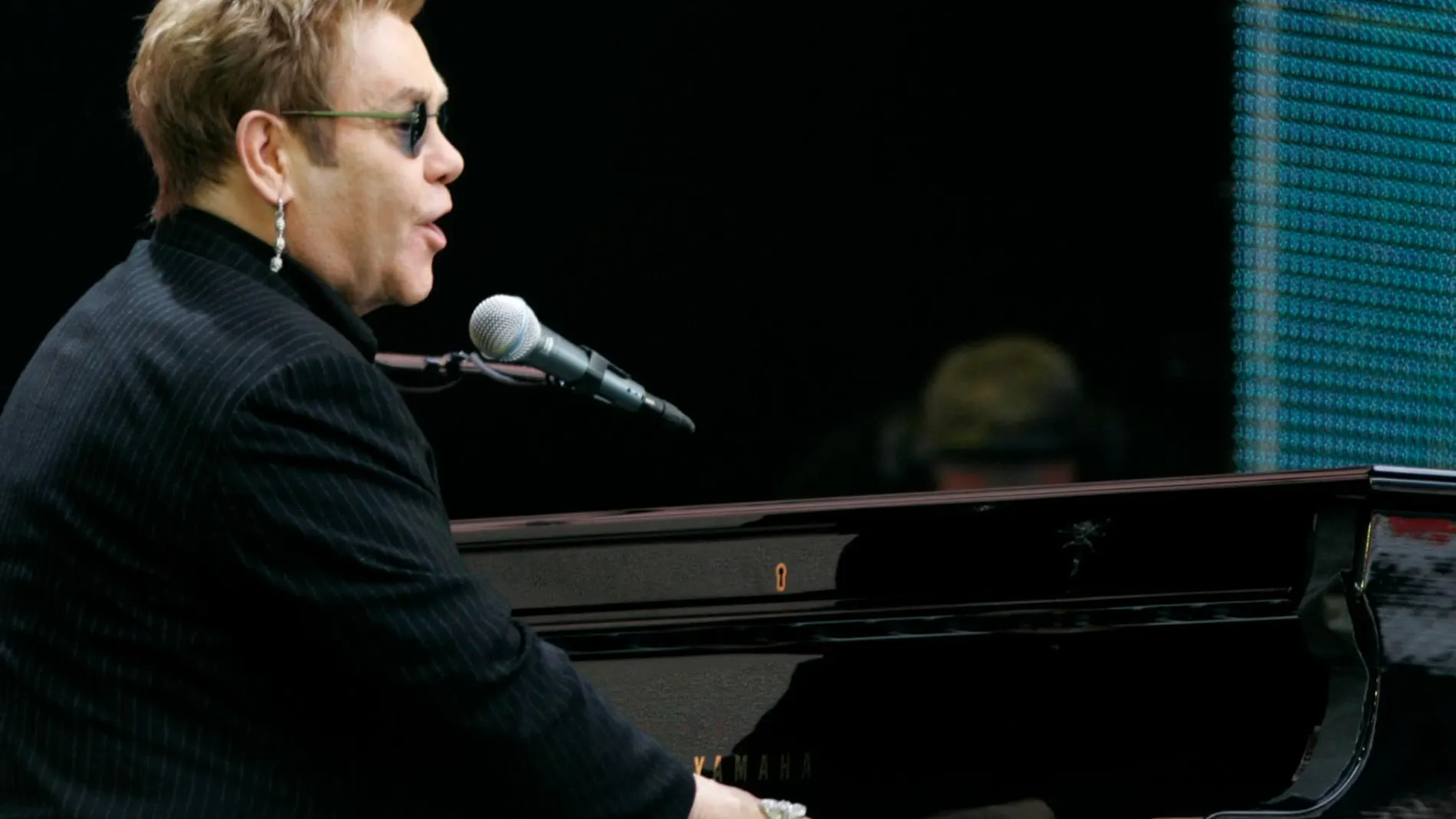 Elton John, durante un concierto en Wembley