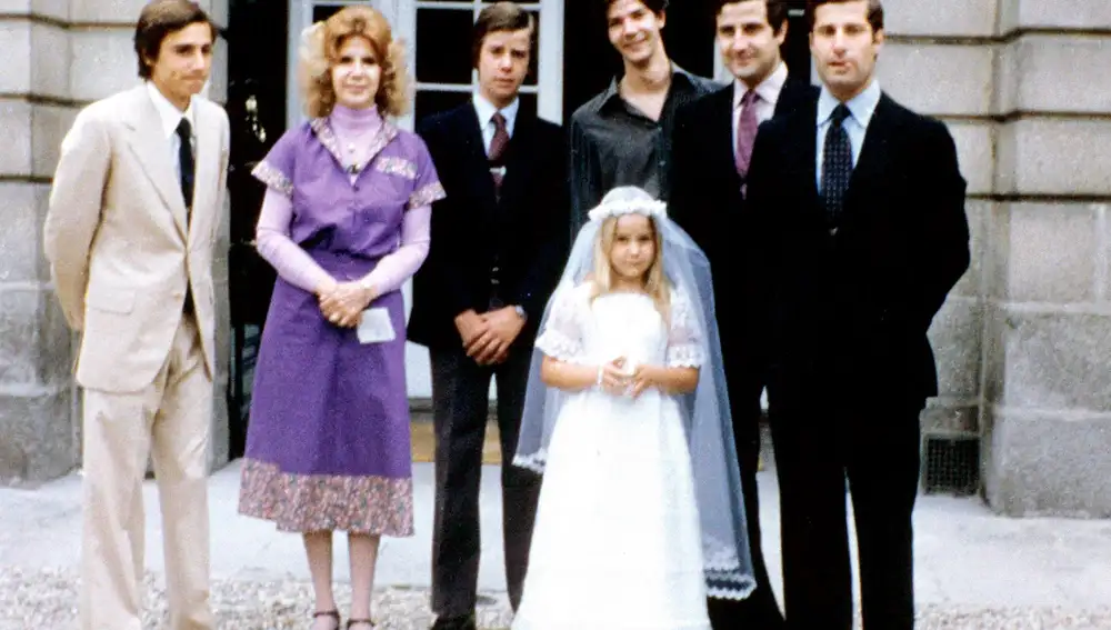 La Duquesa de Alba posa con sus seis hijos en Liria con motivo de la Primera Comunión de Eugenia Martínez de Irujo